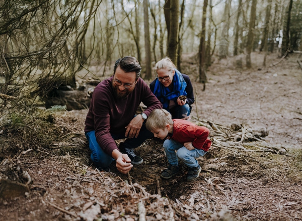 Benefits - Familie und Beruf. Vater, Mutter und Kind im Wald